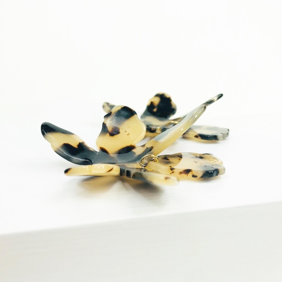 RESTOCKED Paper Lily Earrings in Blond Tortoise - Picture 3 of 8